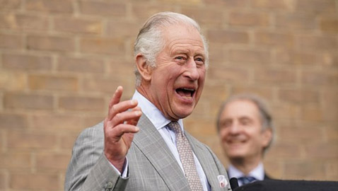 بعد التتويج.. تشارلز يساعد سيدة علق كعبها في الوحل