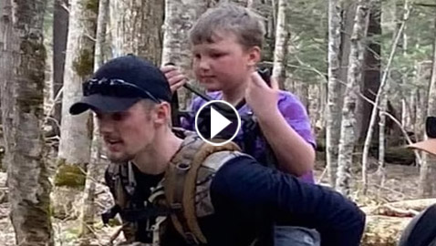 فيديو: لحظة العثور على طفل تاه في غابة ليومين أثناء التخييم