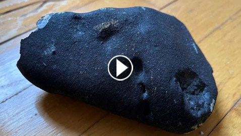 فيديو وصور: نيزك شمسي عمره 5 مليارات سنة يخترق سطح منزل