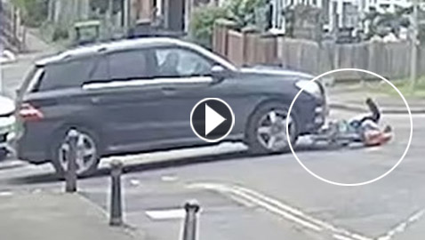 فيديو صادم: مخمور دهس مسنة بسيارته ومضى دون اكتراث