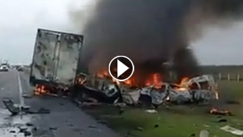 فيديو: حادث تصادم مروع يودي بحياة 13 شخصا في المكسيك