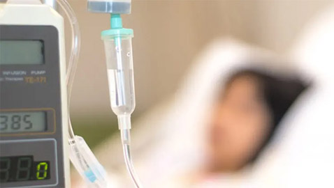 ممرض يبحث عن الراحة بغرفة الإنعاش.. وهذا ما يفعله بمرضاه!