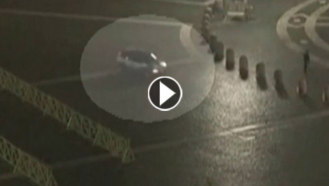 بالفيديو: رجل يقتحم مدخل الفاتيكان بسيارة