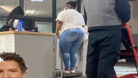 شركة طيران أمريكية تزن المسافرين البدناء قبل السماح بصعودهم للطائرة!