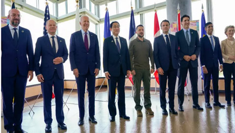 صور عائلية من هيروشيما تكشف.. بوتين اختفى وحل مكانه غريمه