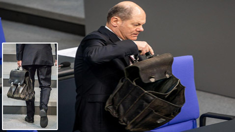 لم تفارقه منذ 40 عاما! حقيبة مهترئة للمستشار الألماني شولتس تشعل منافسة للحصول عليها