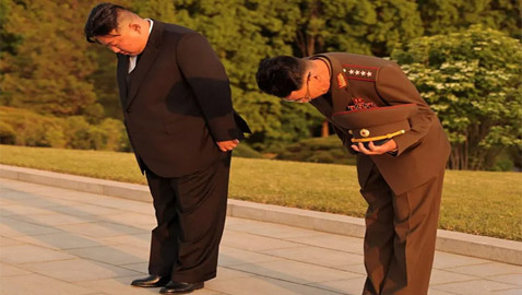 أمر غير مسبوق.. الزعيم الكوري كيم جونغ أون ينحني لهذا الرجل
