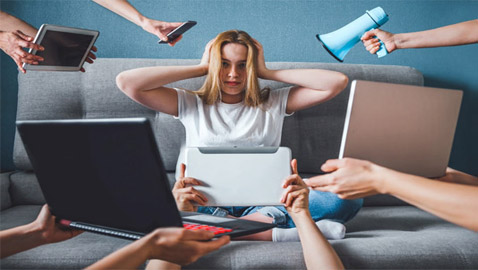 تستخدم الشاشات طوال اليوم؟.. 5 طرق تساعدك بتجنب الإجهاد الرقمي