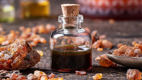 يقلل الشعور بالألم ويعالج الالتهابات.. فوائد زيت المر الصحية واستخداماته