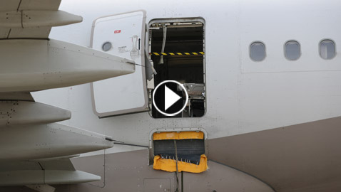 مشهد ولا في الأفلام.. راكب يفتح باب طائرة قبيل هبوطها