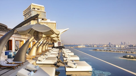 أحدث منتجع فندقي يحتوي 92 مسبحاً وأدوات ذهبية في دبي