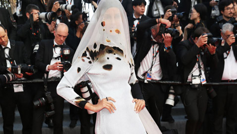 فستان محروق.. أبرز التصميمات السريالية بمهرجان كان السينمائي 2023