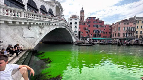 سائل أخضر غامض يغزو مياه البندقية.. والسلطات تحقق