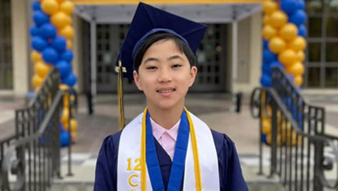 بالصور: طفل أمريكي عمره 12 عاما يحصل على شهادة جامعية