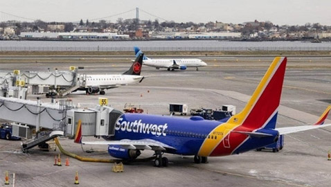 طيار يخرج من النافذة بعد إقفال مسافر قمرة القيادة بالخطأ