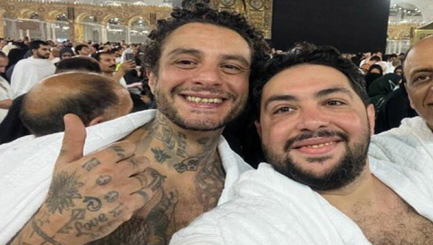 أحمد الفيشاوي يستفز الجمهور بصوره أمام الكعبة لأداء العمرة بـ الوشم والتاتو!