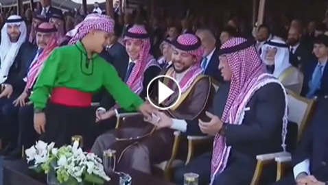 الزفاف الملكي.. الكشف عن محتوى ورقة سلمها طفل للعاهل الأردني