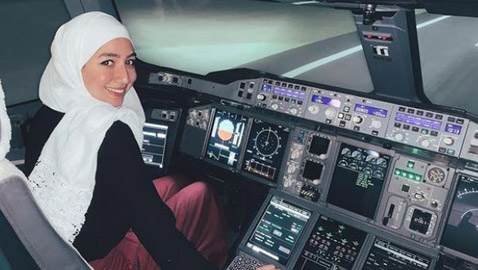 لاجئة سورية تخطف الأضواء في بريطانيا بعد اقتحامها عالم الطيران