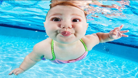 هل يمتلك الأطفال حديثي الولادة قدرة فطرية على السباحة؟