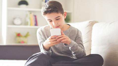 بلدة أيرلندية تحظر الهواتف الذكية للأطفال.. منعتها حتى بالمدرسة الثانوية