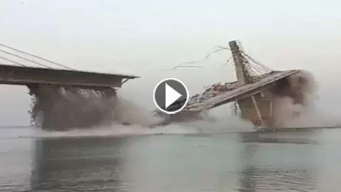 للمرة الثانية.. انهيار جسر معلق عملاق في نهر بالهند (فيديو)