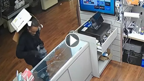 تصرف ساذج كشف هويته.. شاهد ماذا فعل هذا اللص؟