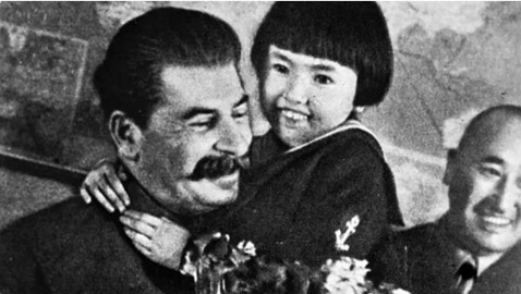 عقب مصافحة وعناق..أعدم السوفيت والدي هذه الفتاة