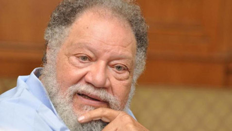 صور: يحيى الفخراني (78 عاما) يثير قلق جمهوره.. يتكئ على عصا ويمشي بصعوبة!!