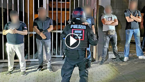 فيديو وصور شجار عنيف بالسكاكين والهروانات بين 80 شخصا من عائلتين سورية ولبنانية بسبب أطفال! 