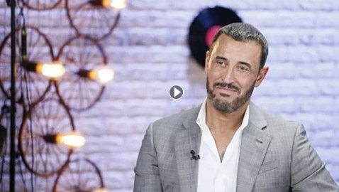 شبيه كاظم الساهر يشعل المسرح! الخالق الناطق القيصر صوتا وصورة!