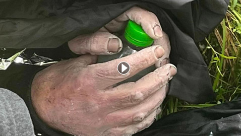 فيديو: بولندي ينقذ لاجئ سوري كاد يموت وسط المستنقعات.. 