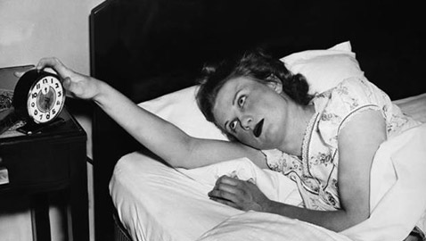 من ساعات “الشموع بالمسامير” إلى مهنة “المنبهاتي”.. كيف كان الناس يستيقظون قبل اختراع المنبه؟