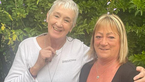 قصة اغرب من الخيال: لقاء أختين بعد فراق 60 سنة والفضل لاختبار الحمض النووي