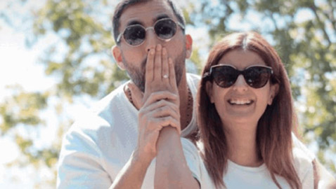صور: حبيب مذيعة لبنانية يُفاجئها بعرض زواج أمام زميلاتها وزملائها