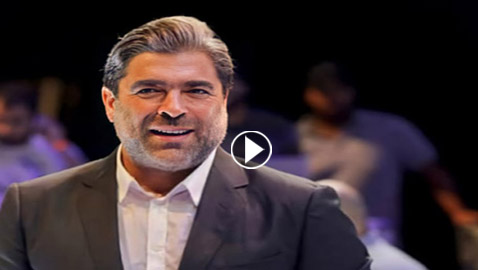 ‏فيديو وصور: وائل كفوري وموقف إنساني على المسرح مع فتاة في كرسي متحرك