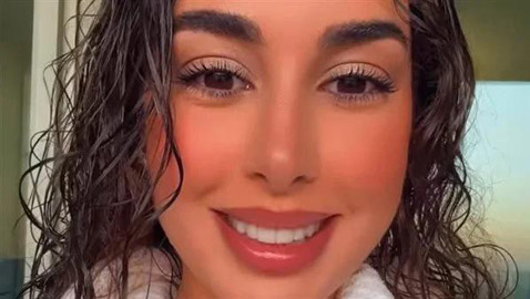 إطلالة مثيرة وجميلة لـ ياسمين صبرى بروب الحمام والشعر المبلول! صور