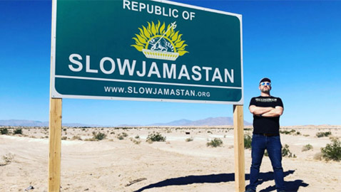 نصّب نفسه سلطاناً عليها ومنع ارتداء “الكروكس”.. أمريكي يؤسس دولته الخاصة في قلب صحراء كاليفورنيا