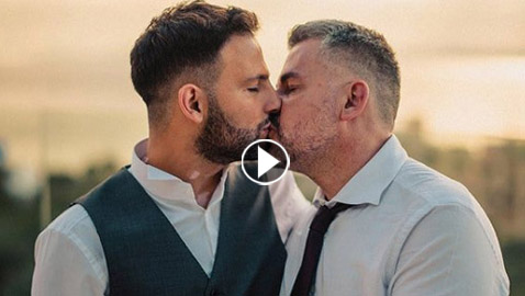 قبلة حميمة تجمع فنان مثلي لبناني مع زوجه! صورة تحدث بلبلة كبيرة