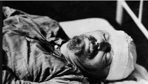 بفأس جليد.. تخلصت موسكو من مؤسس الجيش السوفيتي