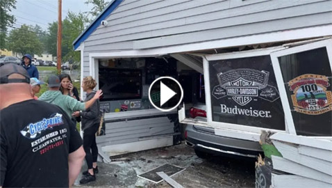 مشهد مروع.. سيارة تقتحم مطعما مزدحما وتصيب 13 شخصا.. فيديو