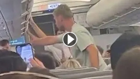 رعب على الطائرة.. ملاكم بريطاني حاول فتح الباب أثناء الإقلاع!