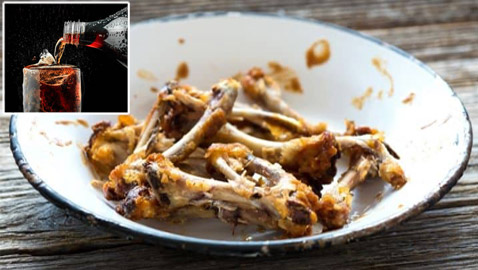 علقت عظمة دجاج في حلقها.. تخلصت منها بـ