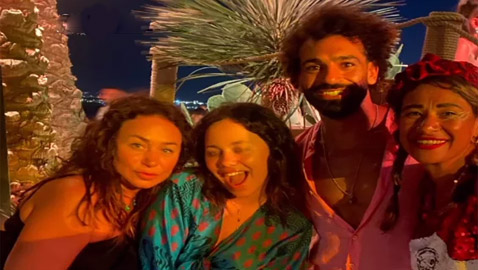صور محمد صلاح على البحر مع إنجي علي وابنتها الشابة بملابس مثيرة