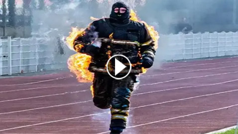 ركض 100 متر والنار تشتعل بجسده! عداء يحطم رقم قياسي بأغرب سباق بالعالم