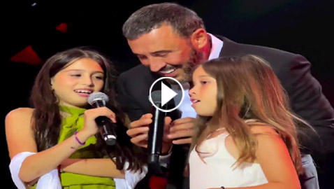 ‏فيديو وصور: النجم العراقي كاظم الساهر يغني مع حفيدتيه سناء وآية بحفل المغرب