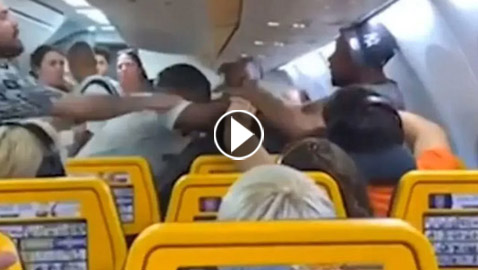 فيديو: مشاجرة بالأيدي على طائرة بريطانية.. والسبب تافه!