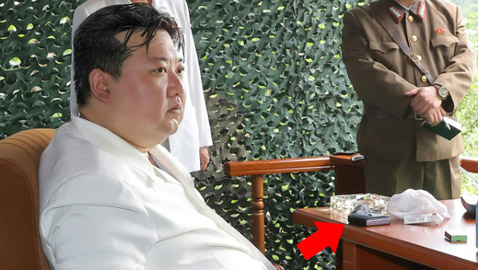 تكهنات بشأن مصدر هاتف الزعيم الكوري كيم القابل للطي.. صور