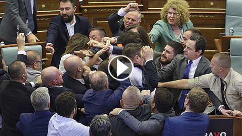 فيديو: شجار وتدافع وتضارب في برلمان كوسوفو.. والنساء ينلن حصتهن