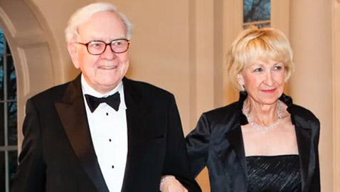 ثروته تقدر بالمليارات.. زوجة ملياردير تشتكي من سعر قهوة بـ4 دولارات!