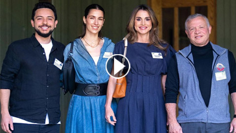 العائلة الملكية الأردنية تكسب القلوب بتواضعها ورقيها، وجمال الملكة رانيا والأميرة رجوة يلفت الأنظار